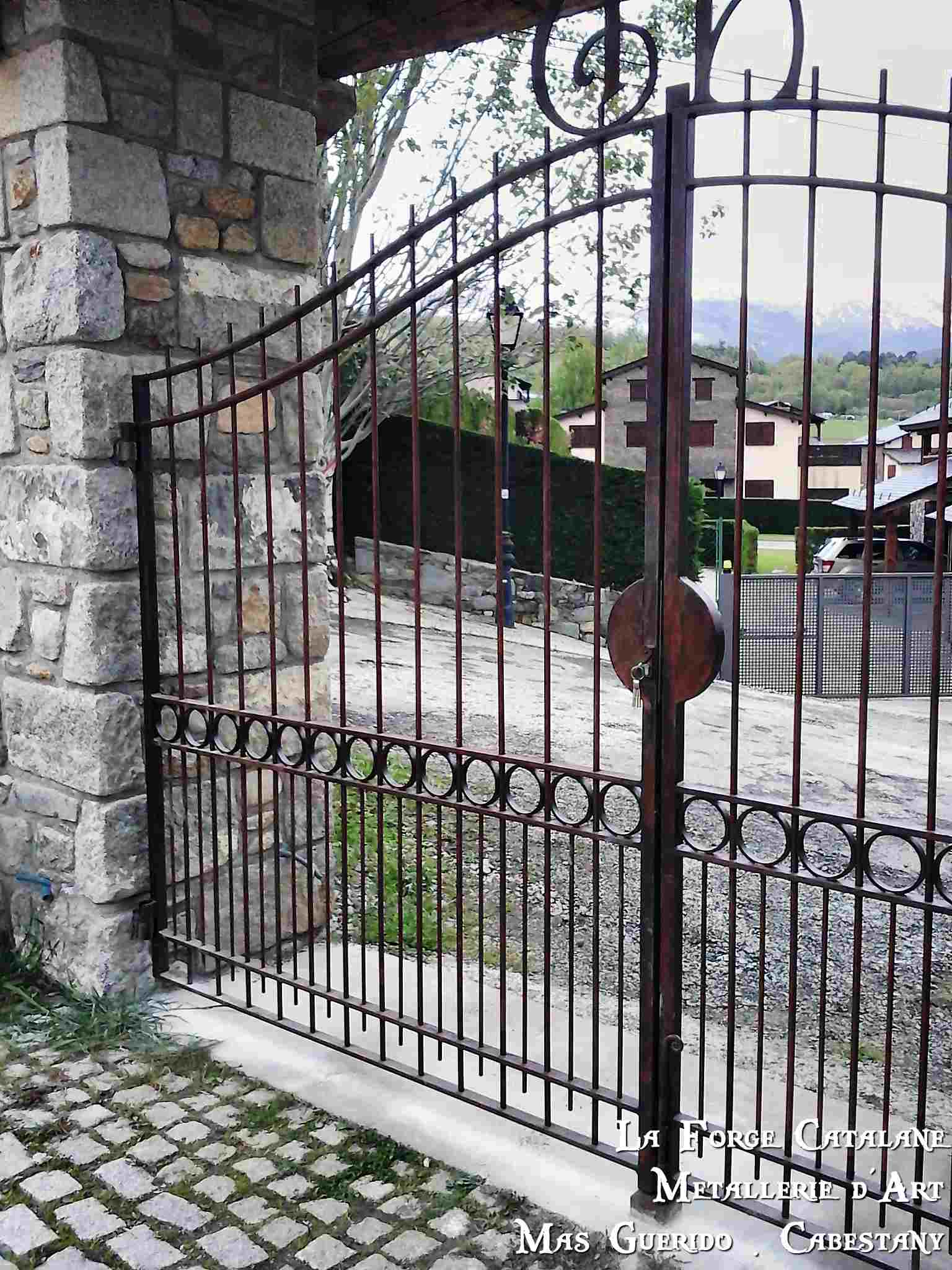 portail 2 vantaux rouille vernis motifs ronds forge catalane 2.jpg